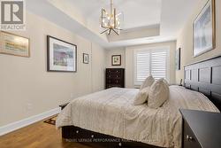 Lots of space in the master bedroom - 