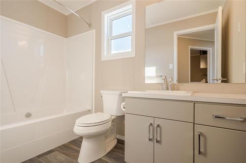 47 Prairie Oak Drive, Mitchell, MB - Indoor Photo Showing Bathroom