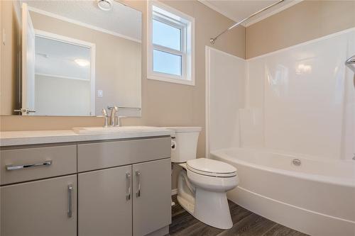 47 Prairie Oak Drive, Mitchell, MB - Indoor Photo Showing Bathroom
