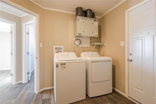47 Prairie Oak Drive, Mitchell, MB - Indoor Photo Showing Laundry Room