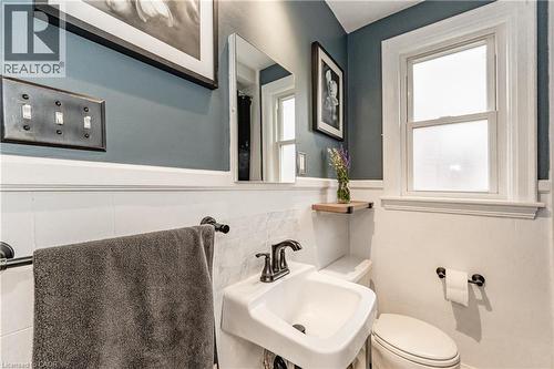 131 Adeline Avenue, Hamilton, ON - Indoor Photo Showing Bathroom