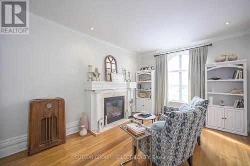 908 Maitland Street, London East (East B), ON - Indoor Photo Showing Living Room With Fireplace