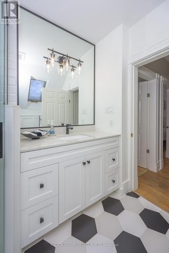 908 Maitland Street, London East (East B), ON - Indoor Photo Showing Bathroom
