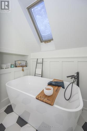 908 Maitland Street, London East (East B), ON - Indoor Photo Showing Bathroom