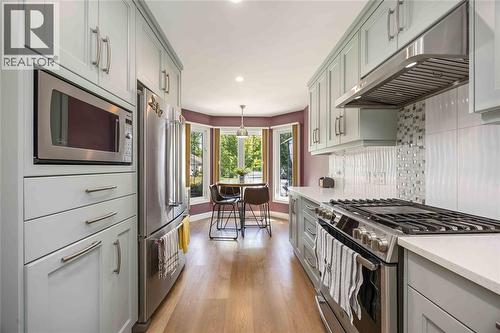 123 Cassandra Boulevard, Sarnia, ON - Indoor Photo Showing Kitchen With Upgraded Kitchen