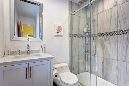 Salle de bains attenante à la CCP - 18 Av. Coursol, Saint-Donat, QC - Indoor Photo Showing Bathroom
