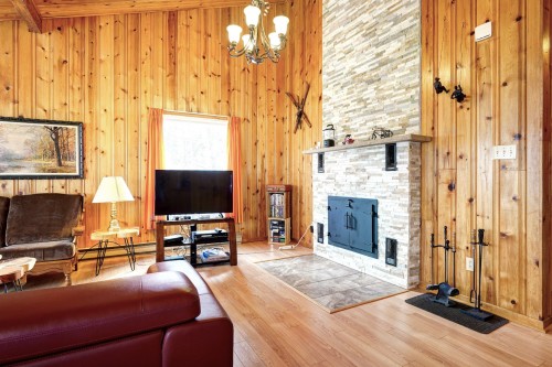 Salon - 18 Av. Coursol, Saint-Donat, QC - Indoor Photo Showing Living Room With Fireplace