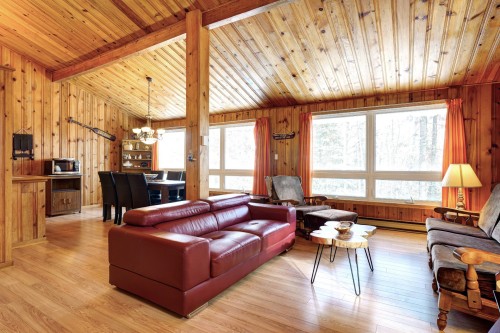 Salon - 18 Av. Coursol, Saint-Donat, QC - Indoor Photo Showing Living Room