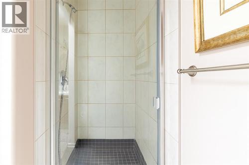 1421 40 Street Sw, Calgary, AB - Indoor Photo Showing Bathroom