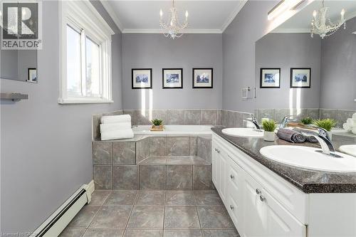 47 Mountain Park Avenue, Hamilton, ON - Indoor Photo Showing Bathroom