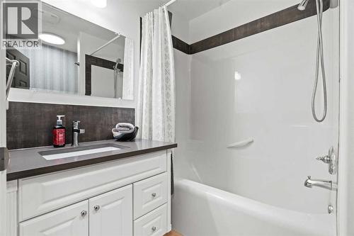 MAIN PIECE FOUR PIECE BATH - 140 Allen Crescent, Vulcan, AB - Indoor Photo Showing Bathroom