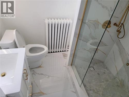 43 Barnesdale Avenue S, Hamilton, ON - Indoor Photo Showing Bathroom