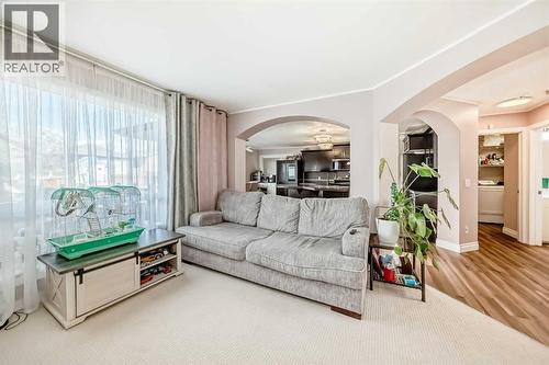 20 Bowman Circle, Sylvan Lake, AB - Indoor Photo Showing Living Room