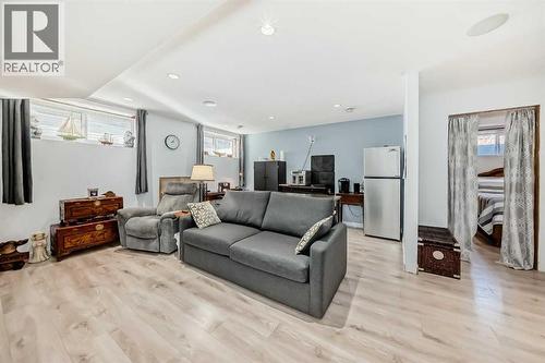20 Bowman Circle, Sylvan Lake, AB - Indoor Photo Showing Living Room