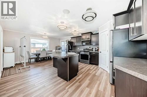 20 Bowman Circle, Sylvan Lake, AB - Indoor Photo Showing Kitchen