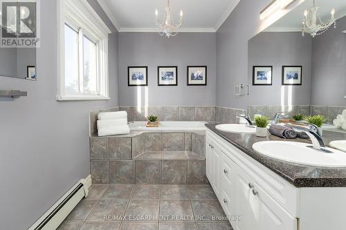 47 Mountain Park Avenue, Hamilton, ON - Indoor Photo Showing Bathroom