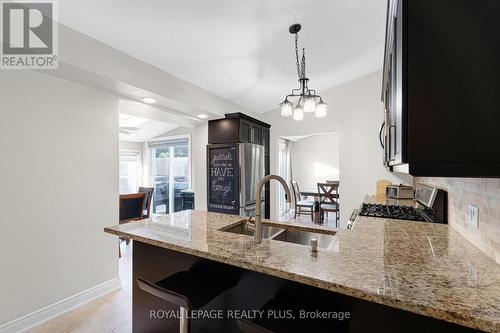 2063 Cavendish Drive, Burlington, ON - Indoor Photo Showing Kitchen With Upgraded Kitchen