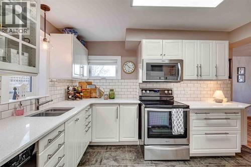 206 5 Avenue Se, Three Hills, AB - Indoor Photo Showing Kitchen With Double Sink With Upgraded Kitchen