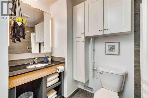 206 5 Avenue Se, Three Hills, AB - Indoor Photo Showing Bathroom