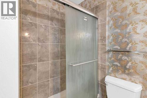 10 Radcliffe Crescent Se, Calgary, AB - Indoor Photo Showing Bathroom