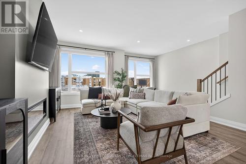 105 - 2830 Tokala Trail, London North (North S), ON - Indoor Photo Showing Living Room