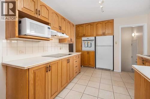 1423 18A Street Ne, Calgary, AB - Indoor Photo Showing Kitchen