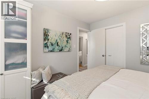 566 Lani Crescent, Burlington, ON - Indoor Photo Showing Bedroom