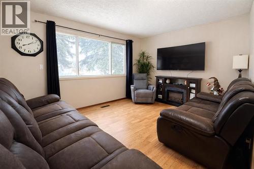 1026 11 Avenue, Wainwright, AB - Indoor Photo Showing Living Room