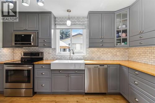 129 Ermine Crescent, Fort Mcmurray, AB - Indoor Photo Showing Kitchen With Upgraded Kitchen