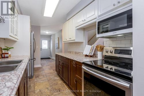 51 Lynden Circle, Halton Hills, ON - Indoor Photo Showing Kitchen With Double Sink With Upgraded Kitchen