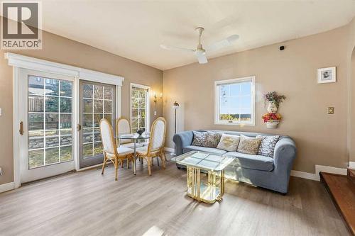 2314 Richmond Road Sw, Calgary, AB - Indoor Photo Showing Living Room