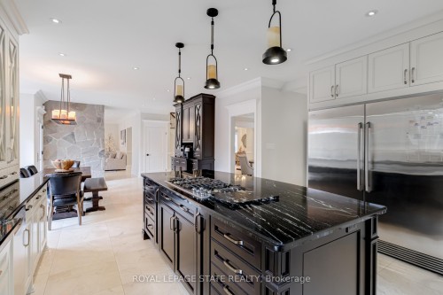 18 Elder Crescent, Hamilton, ON - Indoor Photo Showing Kitchen With Upgraded Kitchen
