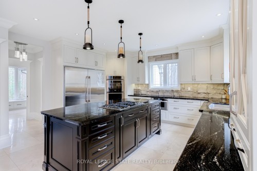 18 Elder Crescent, Hamilton, ON - Indoor Photo Showing Kitchen With Upgraded Kitchen