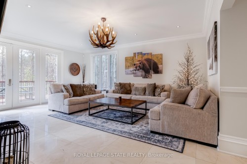 18 Elder Crescent, Hamilton, ON - Indoor Photo Showing Living Room