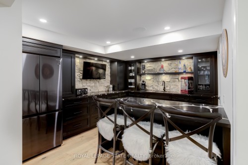18 Elder Crescent, Hamilton, ON - Indoor Photo Showing Kitchen