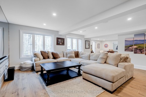 18 Elder Crescent, Hamilton, ON - Indoor Photo Showing Living Room