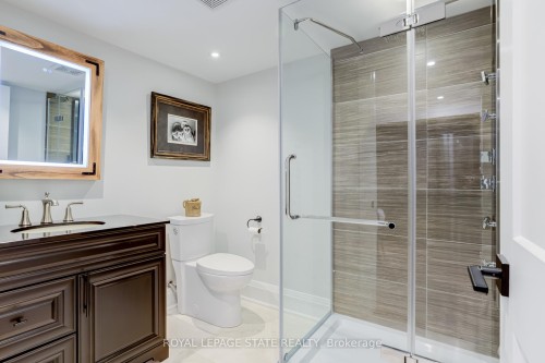 18 Elder Crescent, Hamilton, ON - Indoor Photo Showing Bathroom