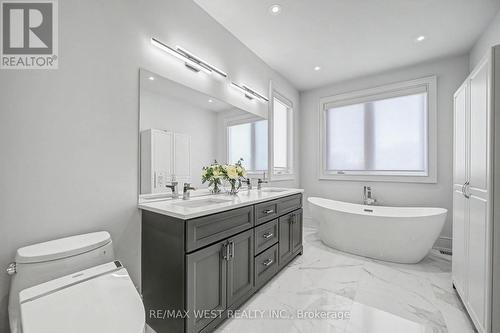 2267 Fifth Line W, Mississauga, ON - Indoor Photo Showing Bathroom