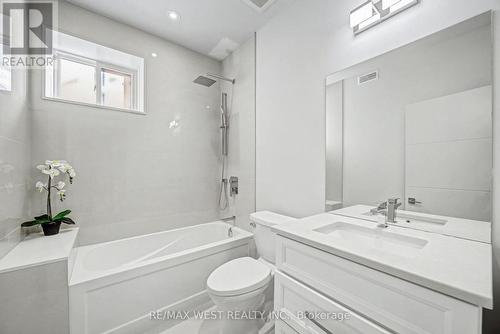 2267 Fifth Line W, Mississauga, ON - Indoor Photo Showing Bathroom
