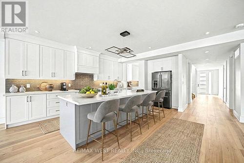2267 Fifth Line W, Mississauga, ON - Indoor Photo Showing Kitchen With Upgraded Kitchen
