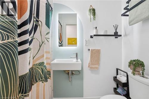 348 Sydenham Road, Dundas, ON - Indoor Photo Showing Bathroom