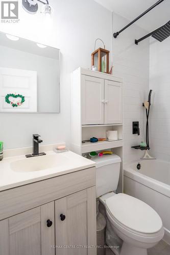 86 Price Street, London East (East M), ON - Indoor Photo Showing Bathroom
