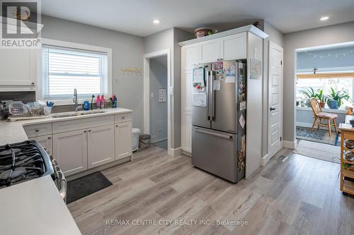 86 Price Street, London East (East M), ON - Indoor Photo Showing Kitchen