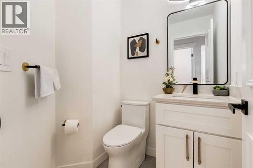 113 Straddock Terrace Sw, Calgary, AB - Indoor Photo Showing Bathroom