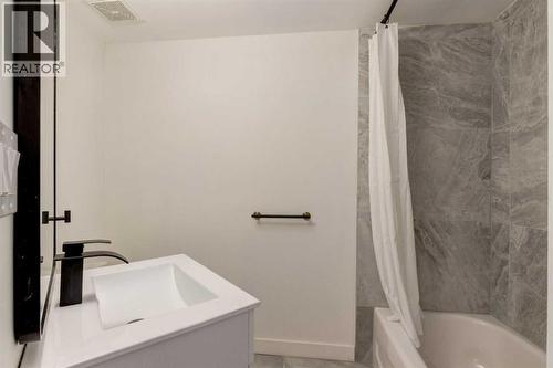 113 Straddock Terrace Sw, Calgary, AB - Indoor Photo Showing Bathroom