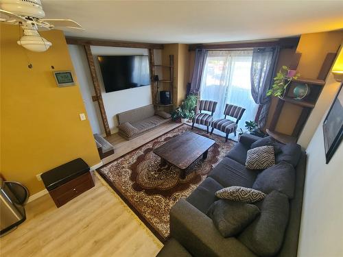 107-335 33 Highway, Kelowna, BC - Indoor Photo Showing Living Room