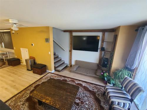 107-335 33 Highway, Kelowna, BC - Indoor Photo Showing Living Room