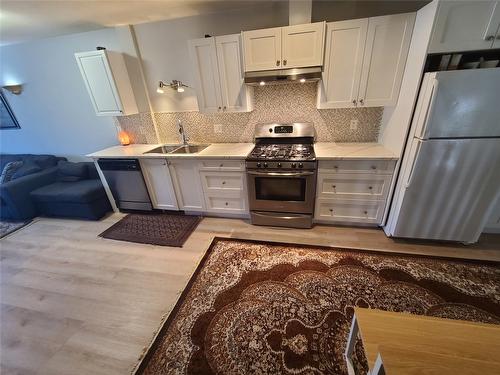 107-335 33 Highway, Kelowna, BC - Indoor Photo Showing Kitchen With Double Sink With Upgraded Kitchen