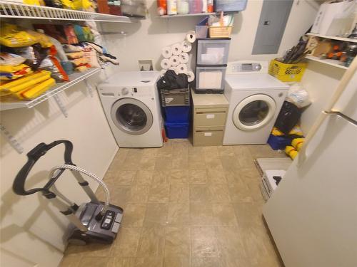 107-335 33 Highway, Kelowna, BC - Indoor Photo Showing Laundry Room