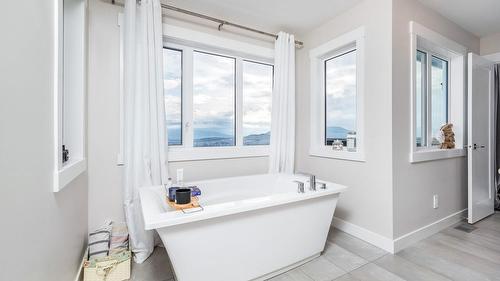 5119 Turtle Pond Place, Vernon, BC - Indoor Photo Showing Bathroom